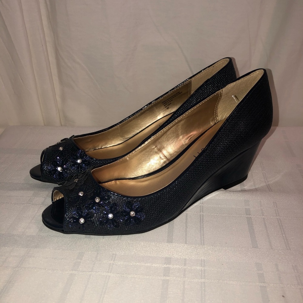 Karen Scott Coraa Peep Wedge Sandals - Picture 7 of 11
